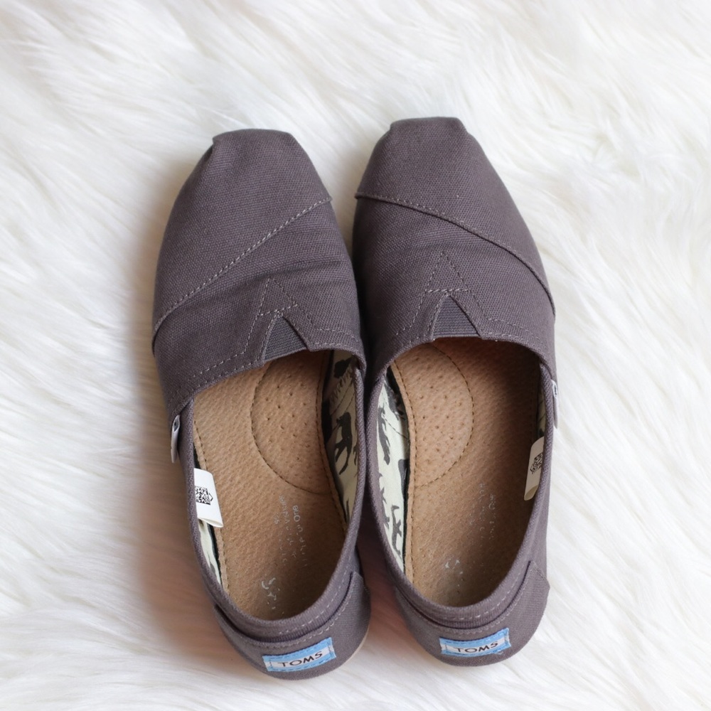 TOMS classic canvas slip on
